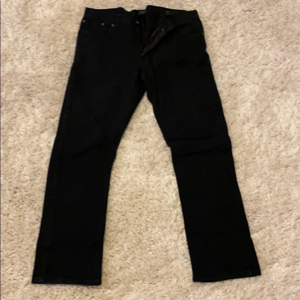 Men’s black slim fit jeans.